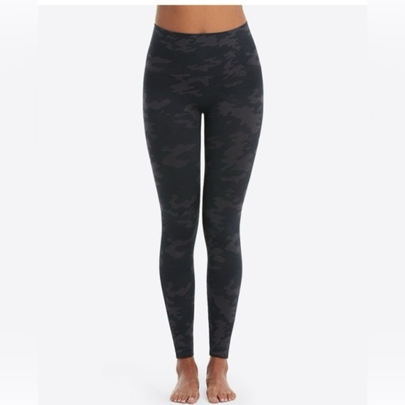 Spanx Medium Leggings Look at Me Now in Black Camo - Picture 6 of 9